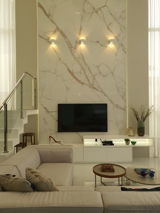 A sala, com pé direito duplo, já é um espetáculo à parte, aliado ao painel em Oro Bianco imprimiu uma extrema elegância ao ambiente. 