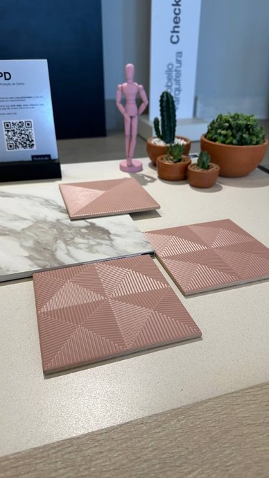 A criação de um moodboard motivado pela cor rosa, com destaque para as peças de detalhe em composição com peças de formatos maiores.