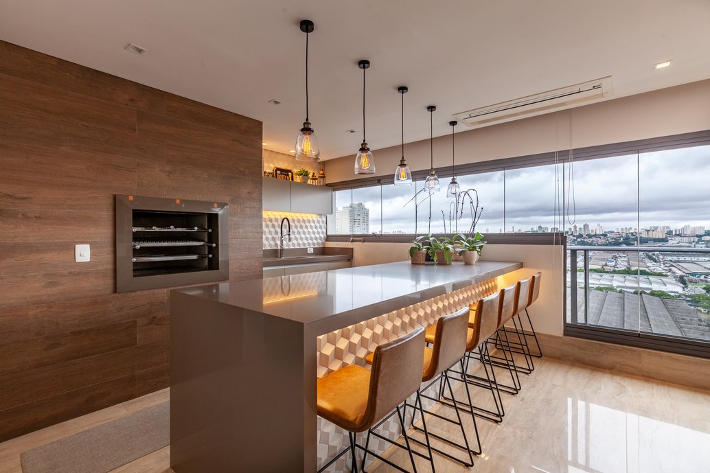 A área social foi integrada com área gourmet para estimular a interação entre os usuários, tendo uma vista maravilhosa para o externo.