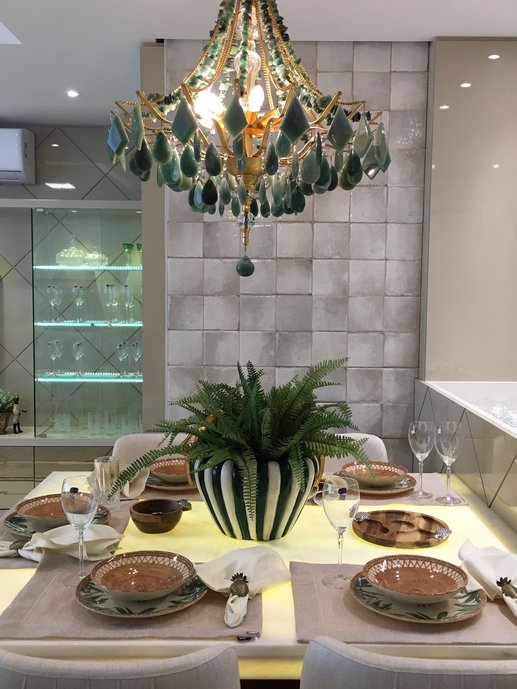 Decoração de mesa pronta para jantar pratos e copos