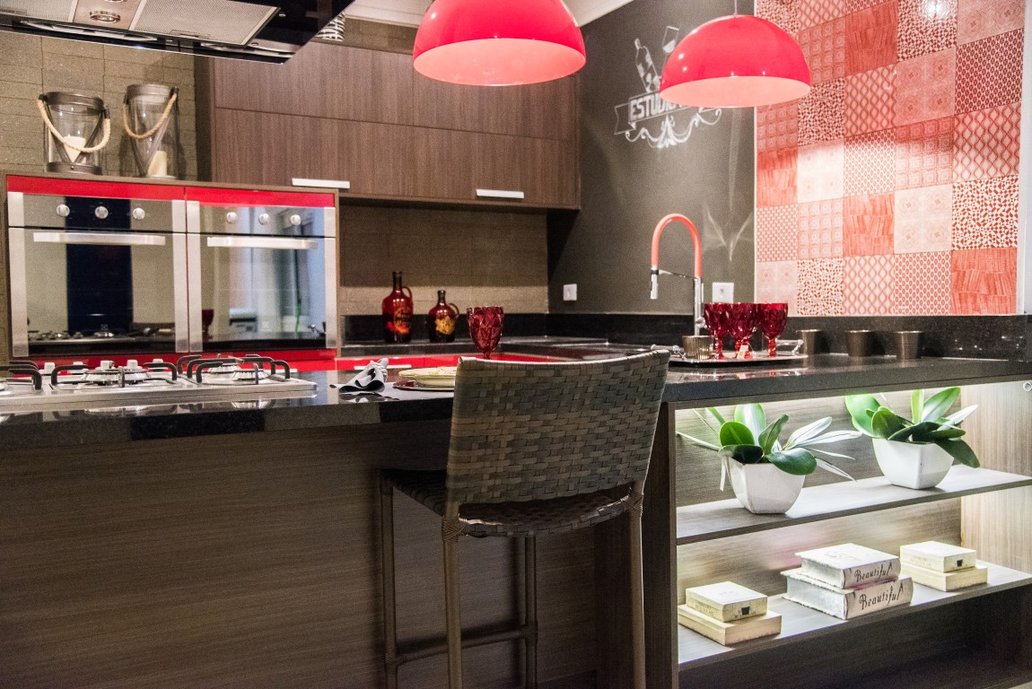 Nesta cozinha gourmet além da funcionalidade a exigëncia foi um estilo industrial, cores intensas, parede lousa e revestimentos marcam este estilo e dão o aconchego necessário.