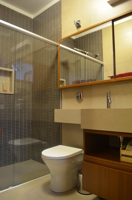 Banheiro com revestimentos Portobelloshop com destaque à cuba e nicho de porcelanato.