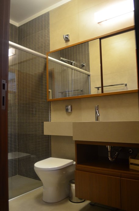 Banheiro com revestimentos Portobelloshop com destaque à cuba e nicho de porcelanato.
