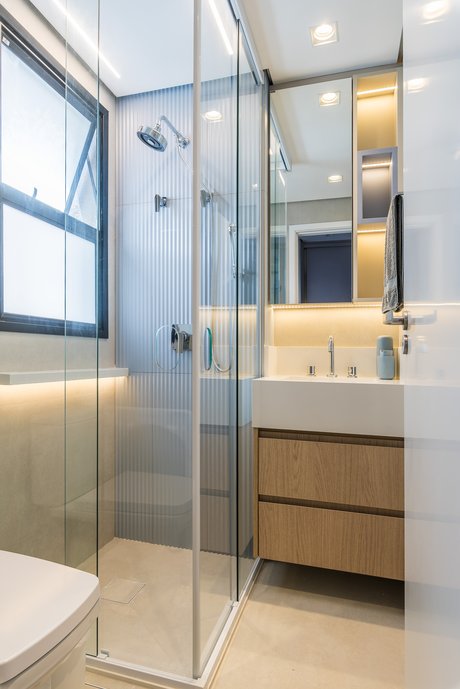 Destacamos a parede da ducha, com o revestimento Zig Zag,