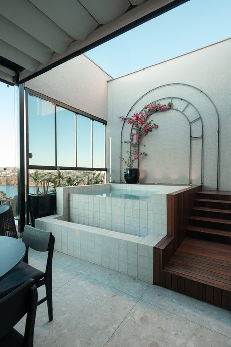 Piscina feita sob medida pra apreciar a vista dessa cobertura.