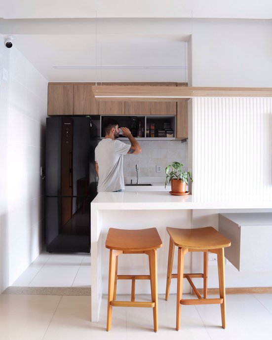 Cozinha integrada, com acabamentos claros