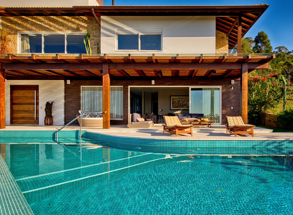 A piscina, com borda infinita, foi construída em uma ponta inclinada do terreno. A tonalidade do revestimento Colors Cancun foi pensada para se fundir com as cores do mar que se vê a partir da varanda.