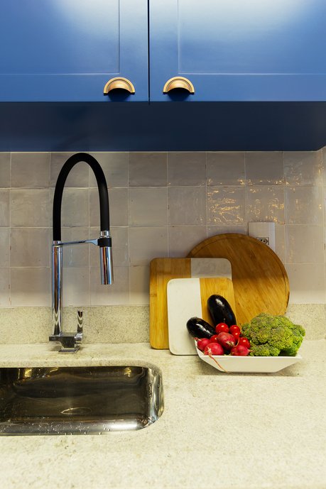 As cores escolhidas junto com as diferentes texturas trazem elegância e aconchego ao espaço.