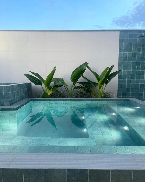 Área de Lazer Externa com piscina e Jacuzzi