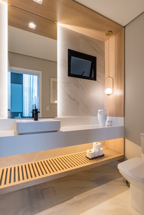 Piso, ralo oculto e parede frontal em Bianco Covelano.