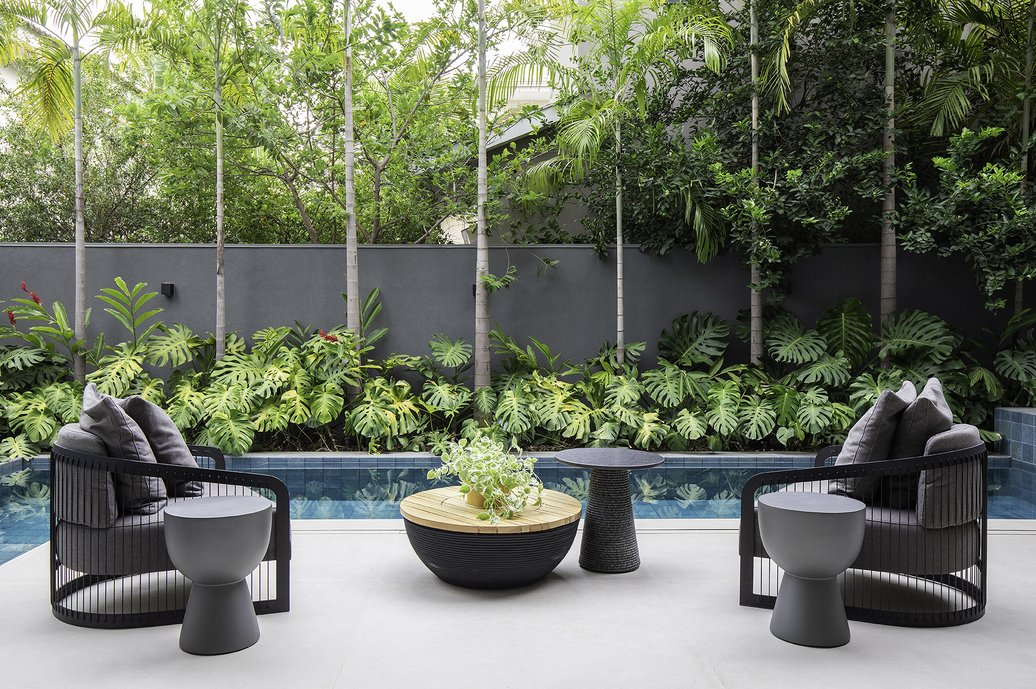 Paisagismo na área externa, ao redor da piscina