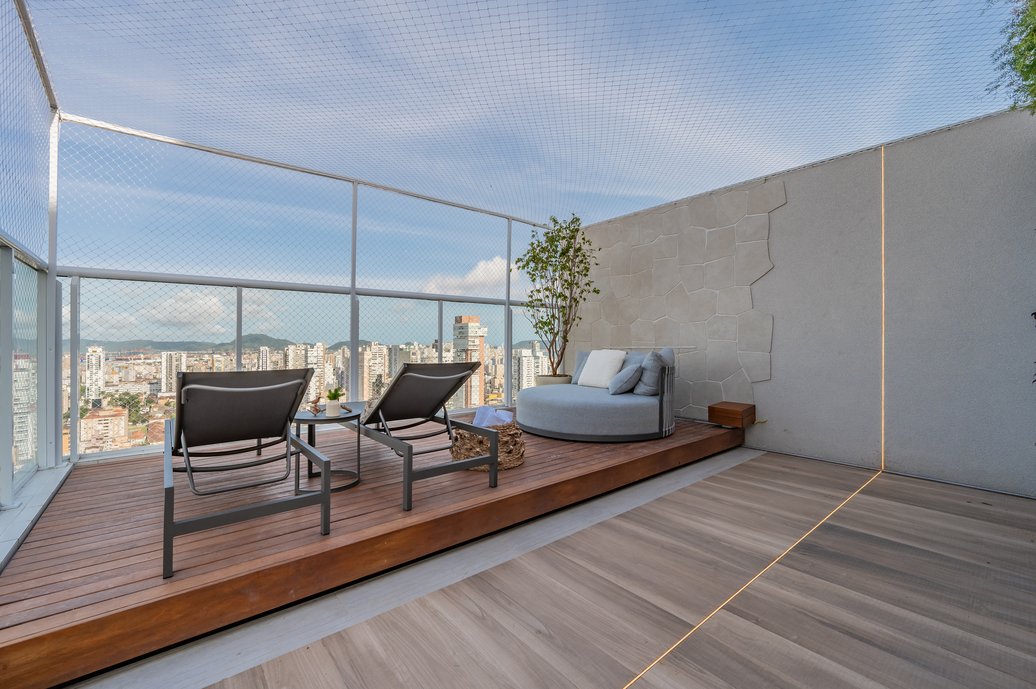 Área da piscina com deck deslizante