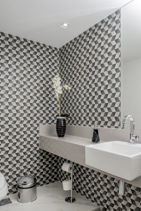 Lavabo dos clientes com piso Carrara, paredes revestidas em Ampla Design com bancada de Silestone Cinza. Fotógrafo: Márcio Irala - www.marcioirala.com.br