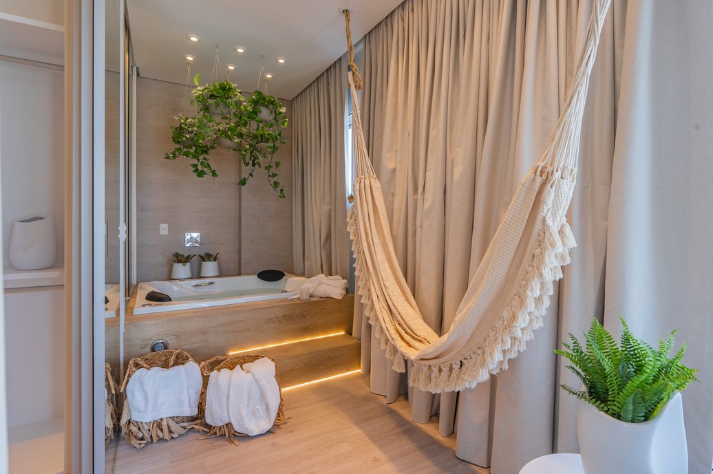 Banheira casal integrada com suíte master. Rede, plantas no banheiro, Bathscaping