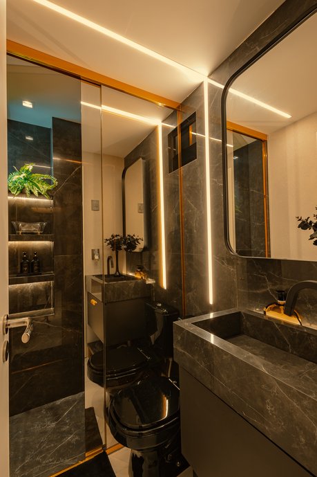 Banheiro social com bancada esculpida em porcelanato, nichos para shampoo e paredes e piso.