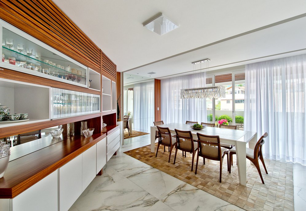 Sala de jantar integrada à varanda. Porcelanato Bianco Paonazzetto.