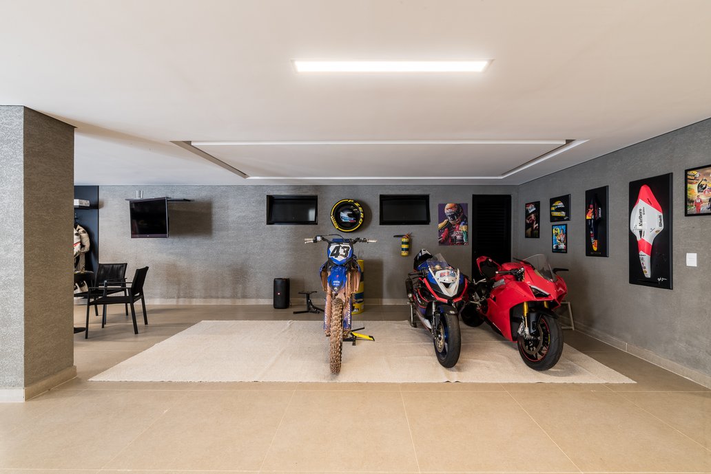 Garagem das motos. 