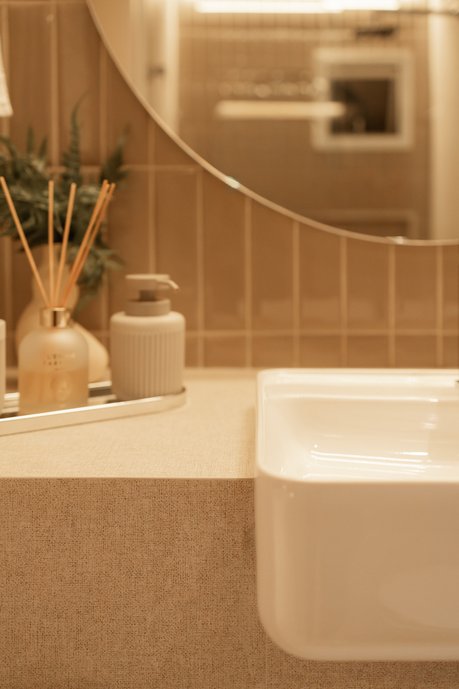 Bancada em porcelanato e detalhe na parede