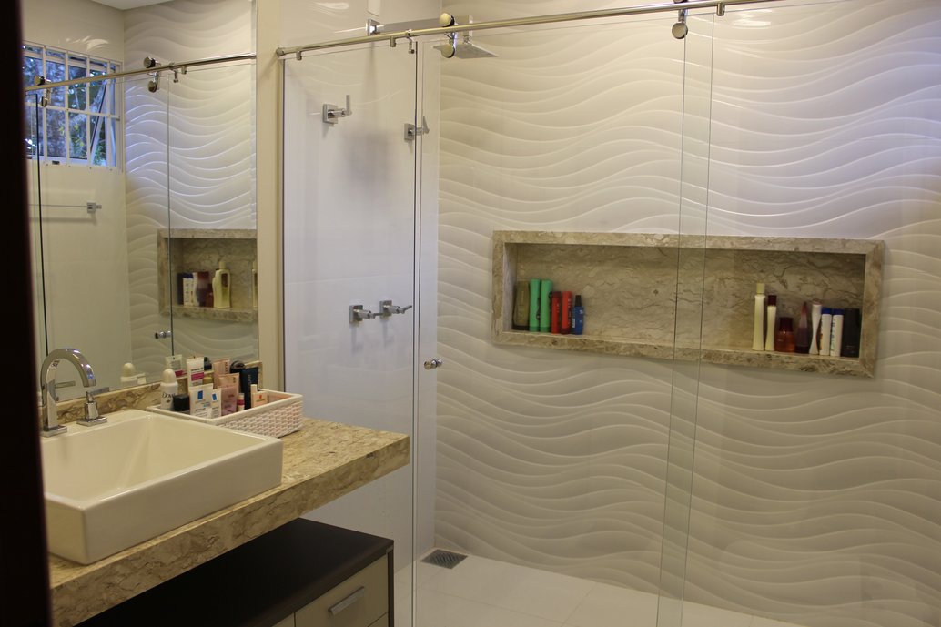 O revestimento Dunes blanc deu movimento a este banheiro clean, onde a cor branca predomina. As peças são grandes, deixando as juntas quase imperceptíveis.