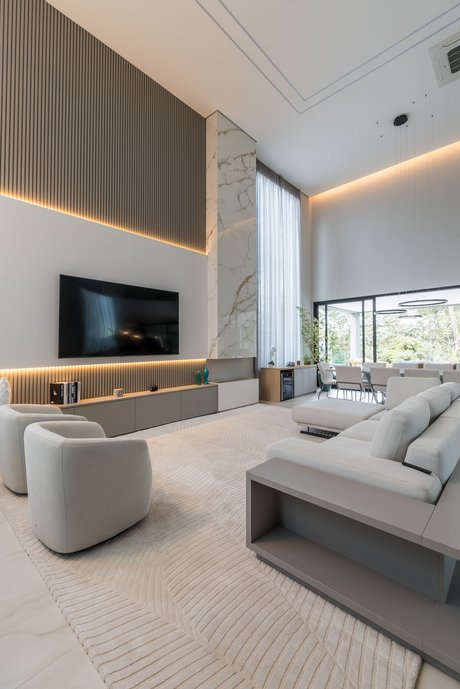 Caixa da coifa da Lareira em Oro Bianco, acompanhando o pé direito duplo do ambiente.