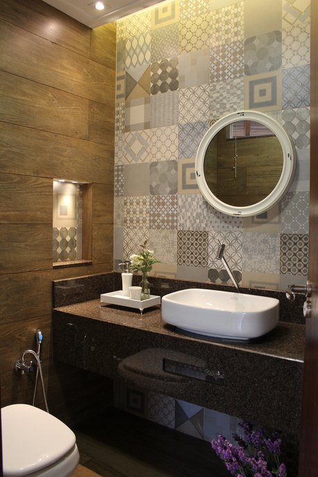Os tons de azul que formam o mosaico da parede do lavabo harmonizam perfeitamente com a textura amadeirada do porcelanato que reveste as demais paredes.