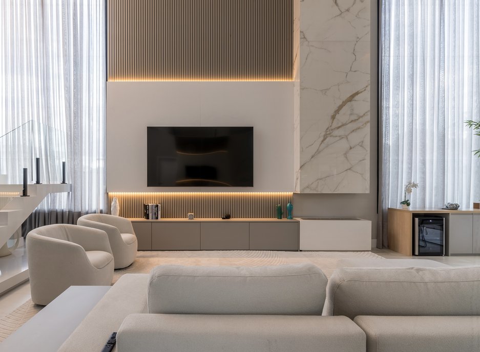 Lareira composta com painel de TV.