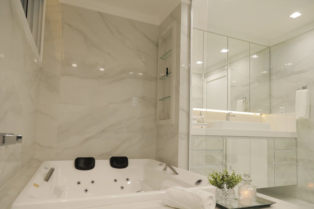 Projeto banheiro suíte casal em Porcelanato Bianco Covelano