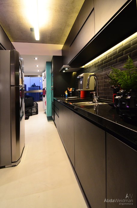 Cozinha por Álida Weidman Arquitetura com MATTONE NERO da Linha Pietre e Mattoni.