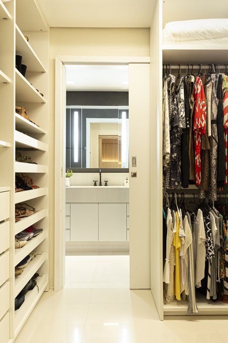 Closet com piso Portobello Mineral Off White Polido 90x90cm e marcenaria Bontempo.