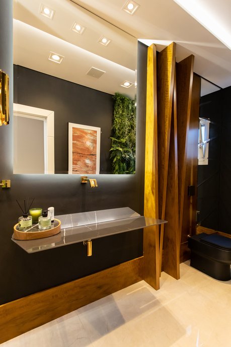 A volumetria em elementos naturais e a iluminação difusa e pontual são os marcos desse projeto. A cuba assinada por Jader Almeida E Officina Portobello sela com ousadia esse lavabo autêntico. 