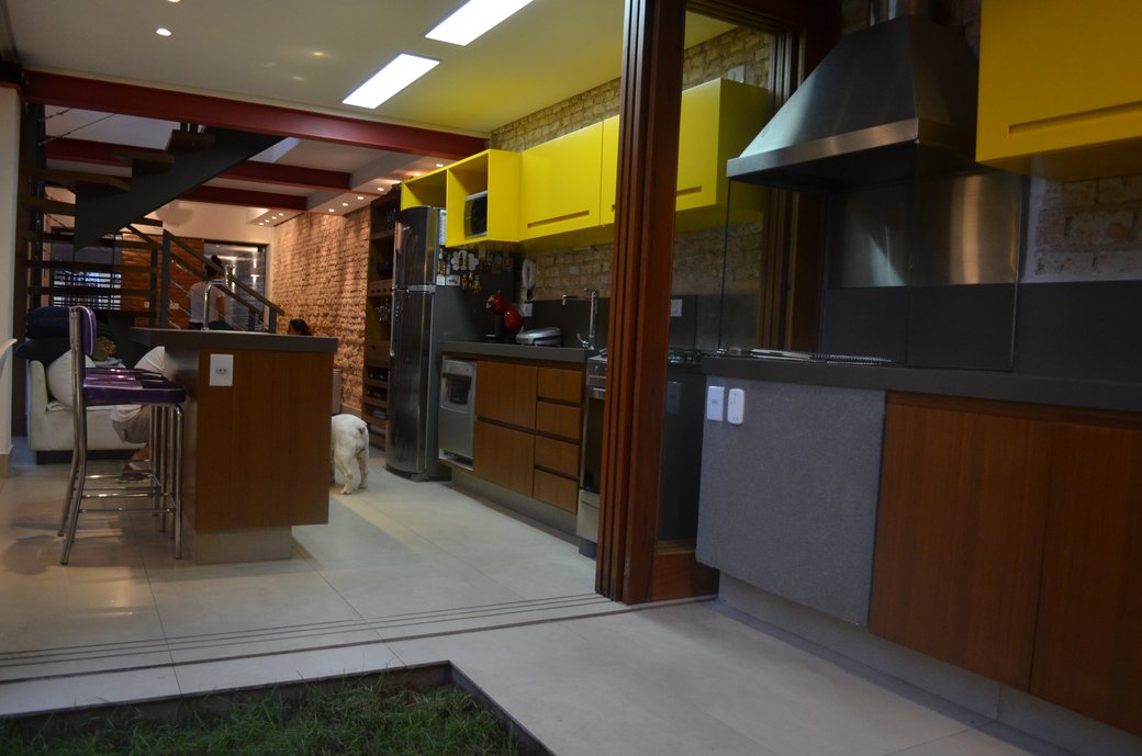 A utilização dos mesmos revestimentos de piso e bancada na Cozinha Interna e Área de Lazer Externa reforçam a integração destes espaços como proposto no projeto arquitetônico.