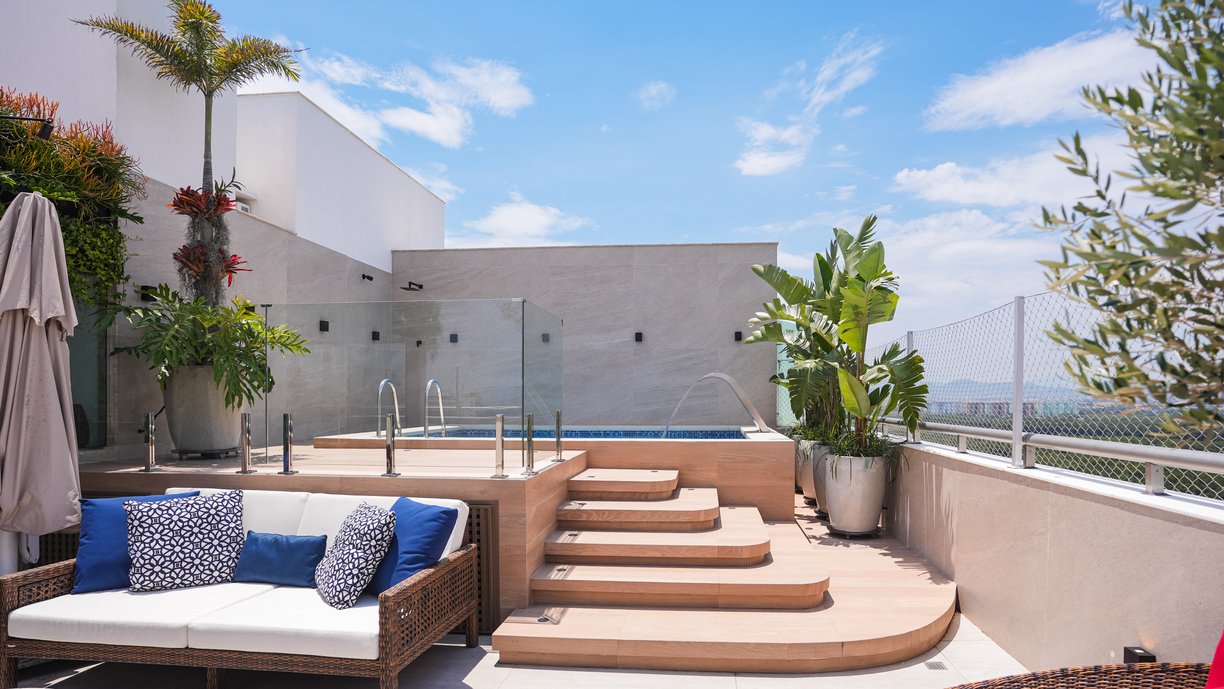 Para as bordas da piscina, utilizamos o revestimento Giardino sabbia dritto