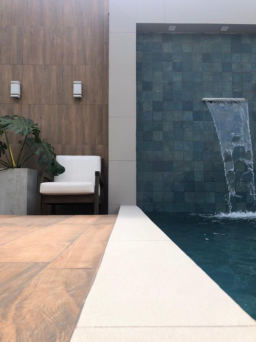 Piscina com cascata.