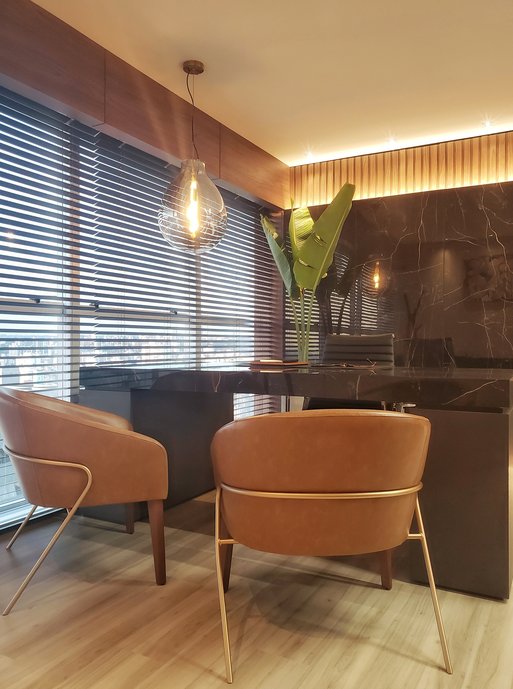 Painel e mesa em porcelanato Nero Venato