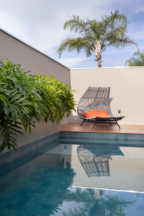 A piscina com cores caribenhas dão o clima perfeito para essa área de lazer 