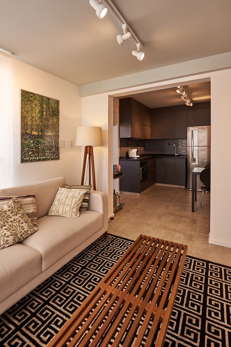 Sala de Estar , Living Integrado adaptado a partir de antiga varanda, esta sala articula os ambientes do Studio e ainda serve como Sala de TV com espaço para equipamentos e outras funções essenciais do dia-a-dia.