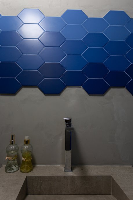 A força do Azul contrastando com o cinza contemporâneo do concreto !!! Lavabo cheio de estilo para um local criativo !!!