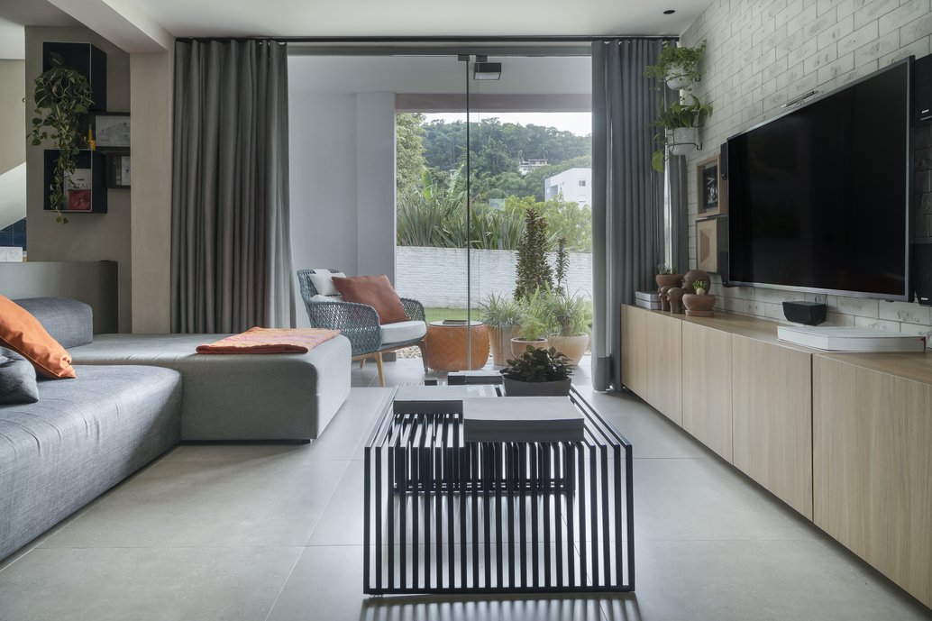 Living compacto com sala de estar, jantar, cozinha e lavabo, perfeito para receber amigos familiares e relaxar em 40M².