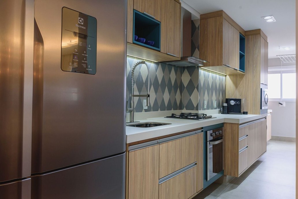 Cozinha com o uso da linha Play one e bancadas de cortes especiais da Portobello