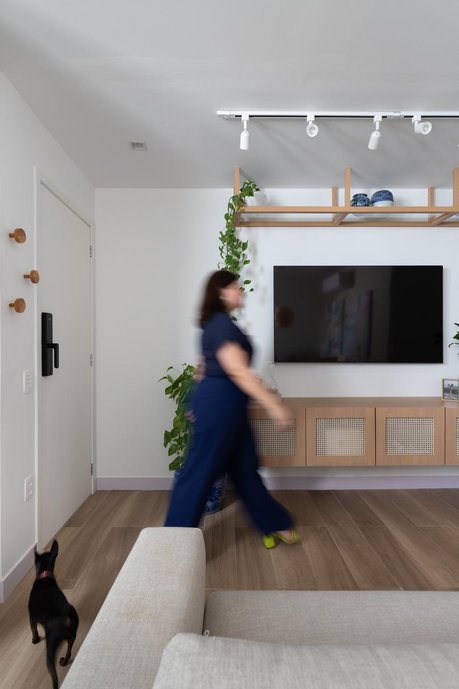 apartamento com porcelanato amadeirado em todo o piso, um resultado uniforme e prático.