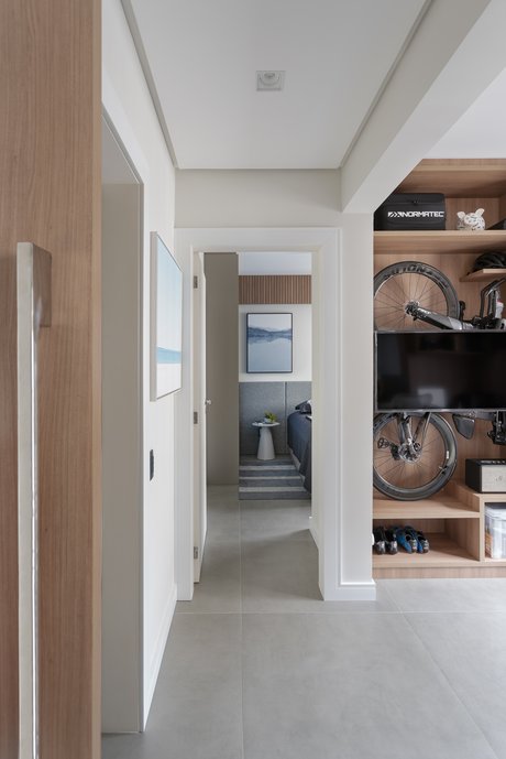 espaço para treino e trabalho, ao fundo quarto