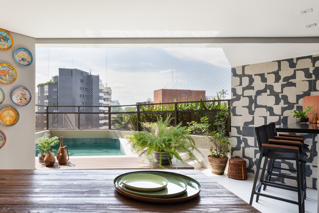 Varanda com Churrasqueira e piscina para juntar a família e os amigos.