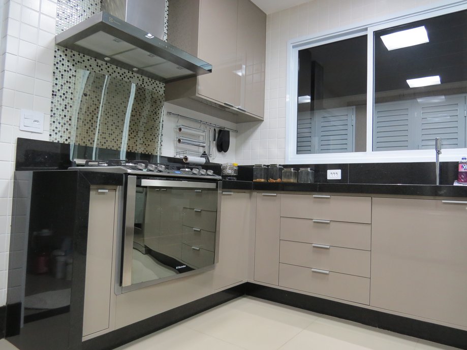 COZINHA DE RESIDÊNCIA EM UBERABA,MG USANDO PORCELANATO MINERAL CONCRETO APARENTE POLIDO 60X60, NO PISO