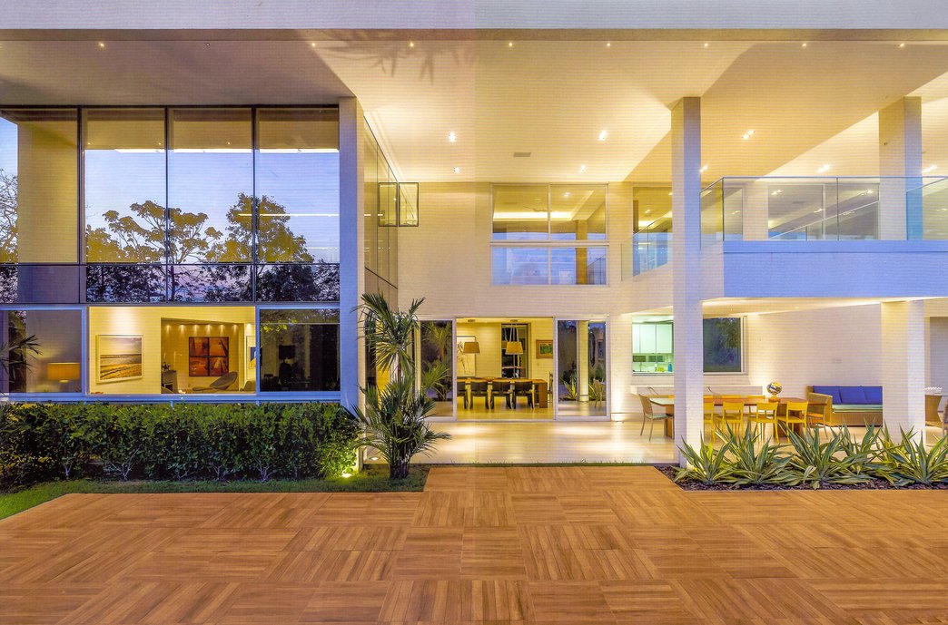 Área externa com terraço totalmente integrado à área social da casa. Foto: Manoel Soares