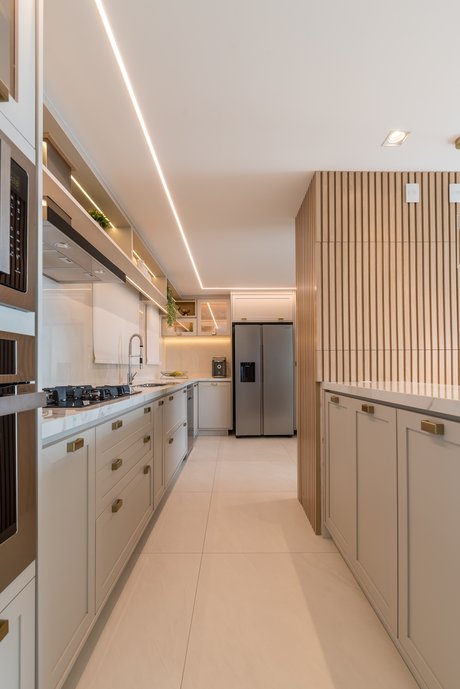 Usamos porcelanatos neutros, mas sofisticados para uma composição nobre.