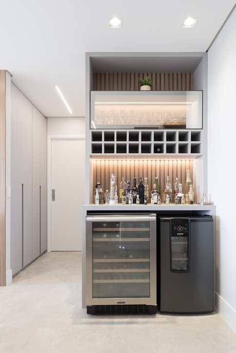 Cantinho bar, com piso que se estende pela área de circulação. 