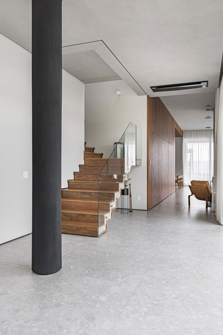 Porcelanato Pietra Lombarda Off White aplicado em toda área social; coluna, pilastra decora meio da sala