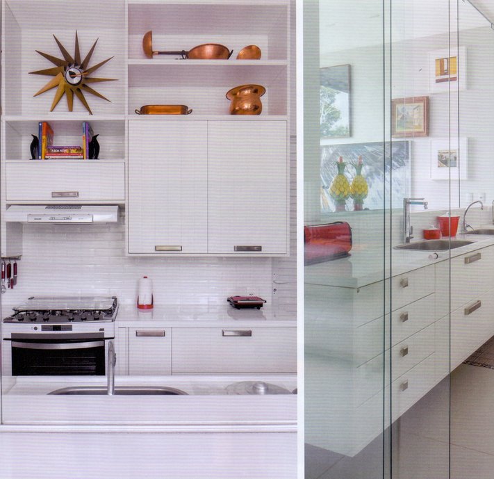 Cozinha integrada à sala toda no branco alternando texturas com revestimento, móveis e bancada. Foto: Manoel Soares