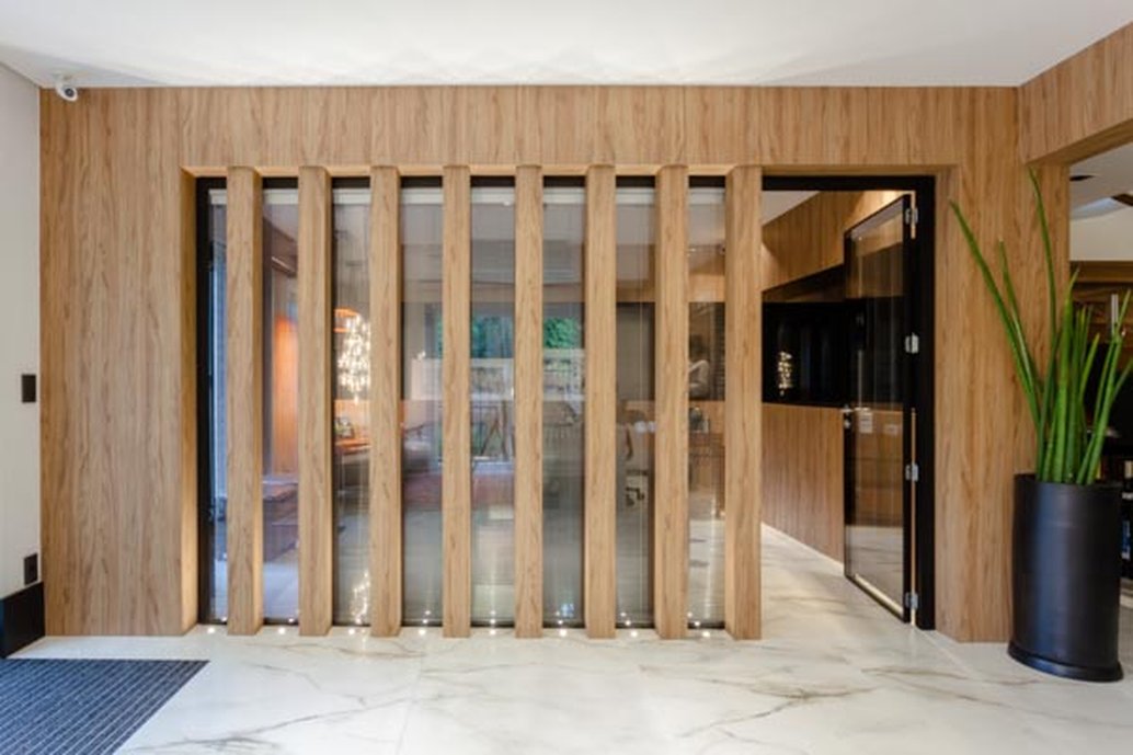 Recepção de empresa de contabilidade em Porto Alegre com o piso Bianco Paonazetto