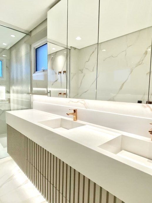 Iluminação que realça a beleza e textura dos revestimentos.